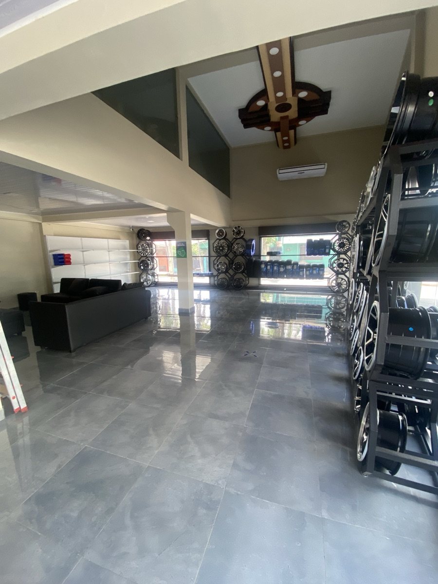 Interior de Neumatika: sala de espera y exhibición de aros y llantas