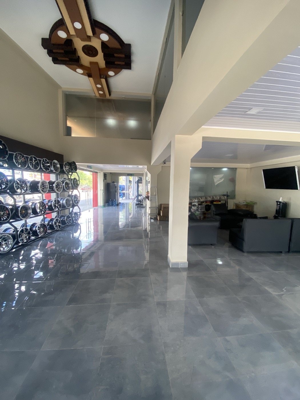 Sala de exhibición de Neumatika con aros y llantas